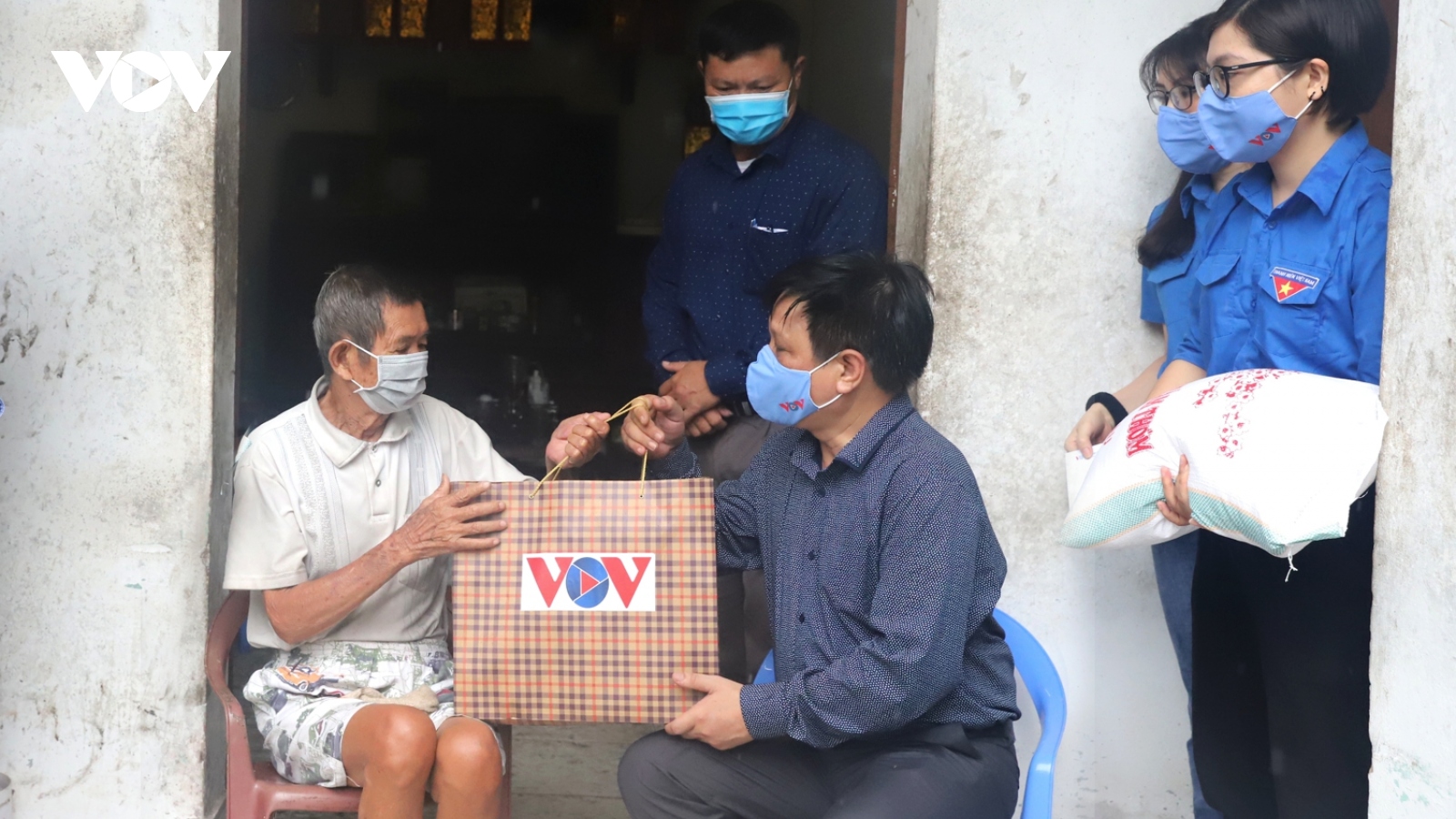 VOV Đông Bắc hỗ trợ xây dựng nông thôn mới, tặng quà gia đình chính sách dịp 27/7