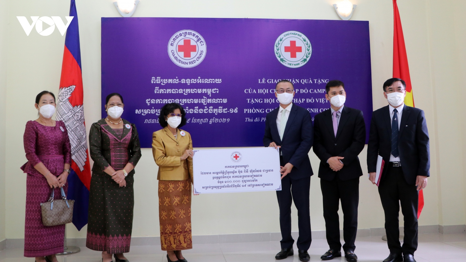 Việt Nam tiếp nhận nguồn lực chống dịch Covid-19 do Campuchia trao tặng