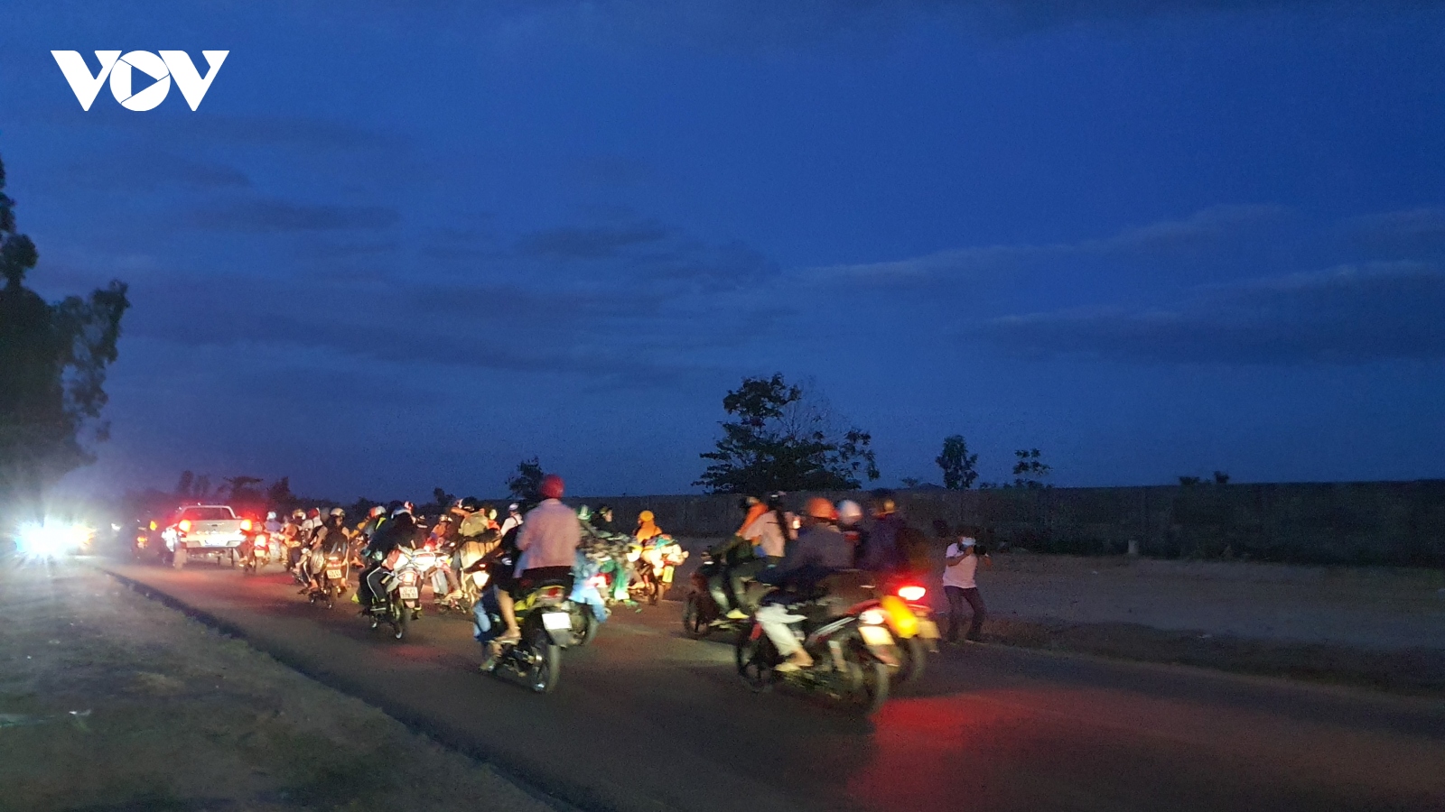 Bơ phờ vượt hàng ngàn km bằng xe máy từ vùng dịch về quê