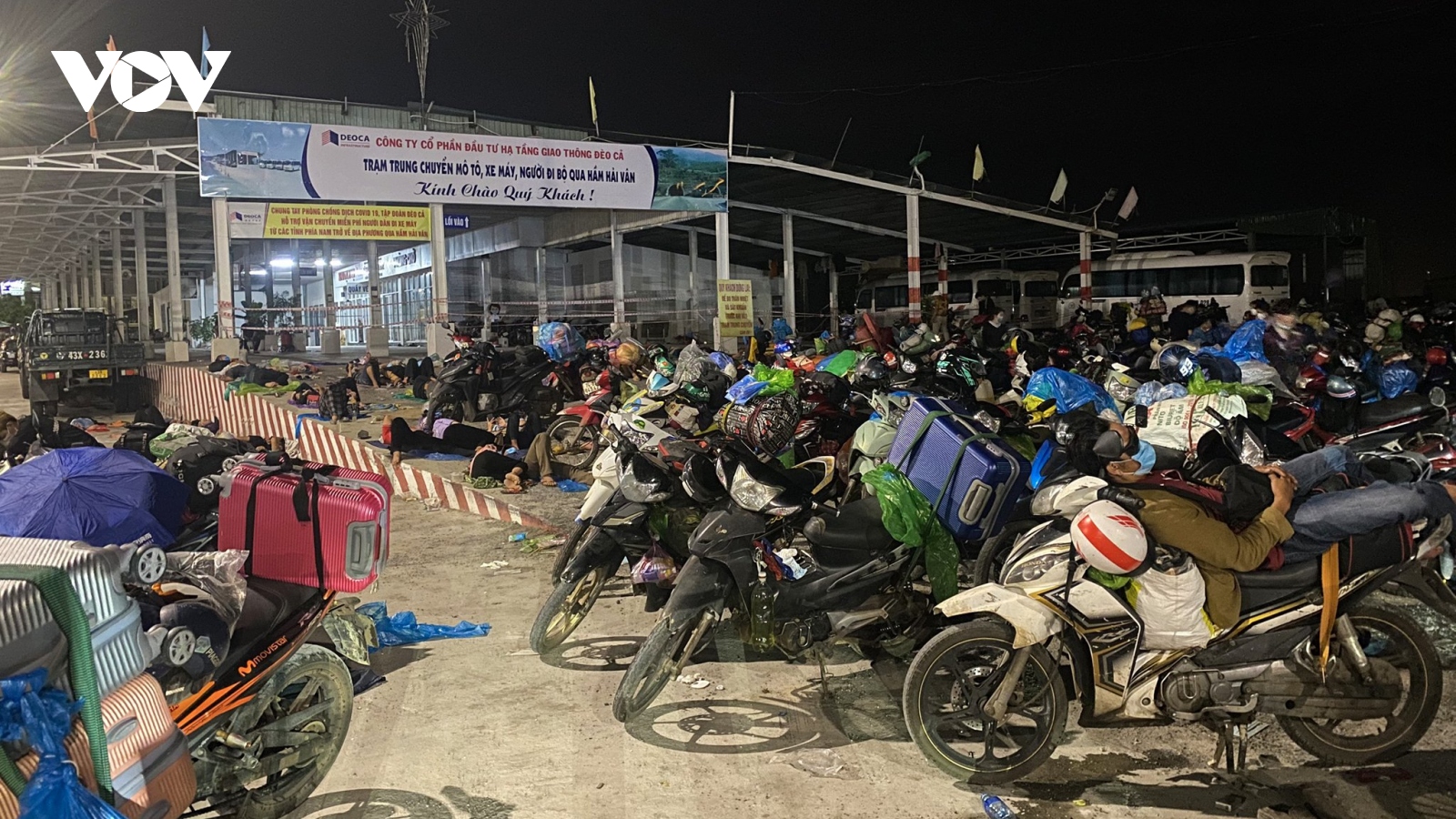 Hàng nghìn người từ các tỉnh phía Nam đi xe máy về miền Trung