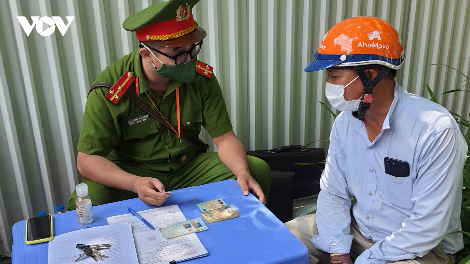 Hà Nội: Quay đầu xe bỏ chạy khi thấy chốt kiểm dịch