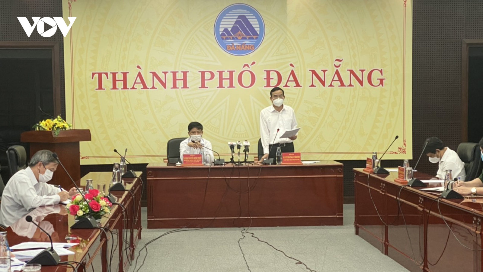 Đà Nẵng: Không cấm bán hàng ăn mang về, không tạm dừng thi công công trình xây dựng