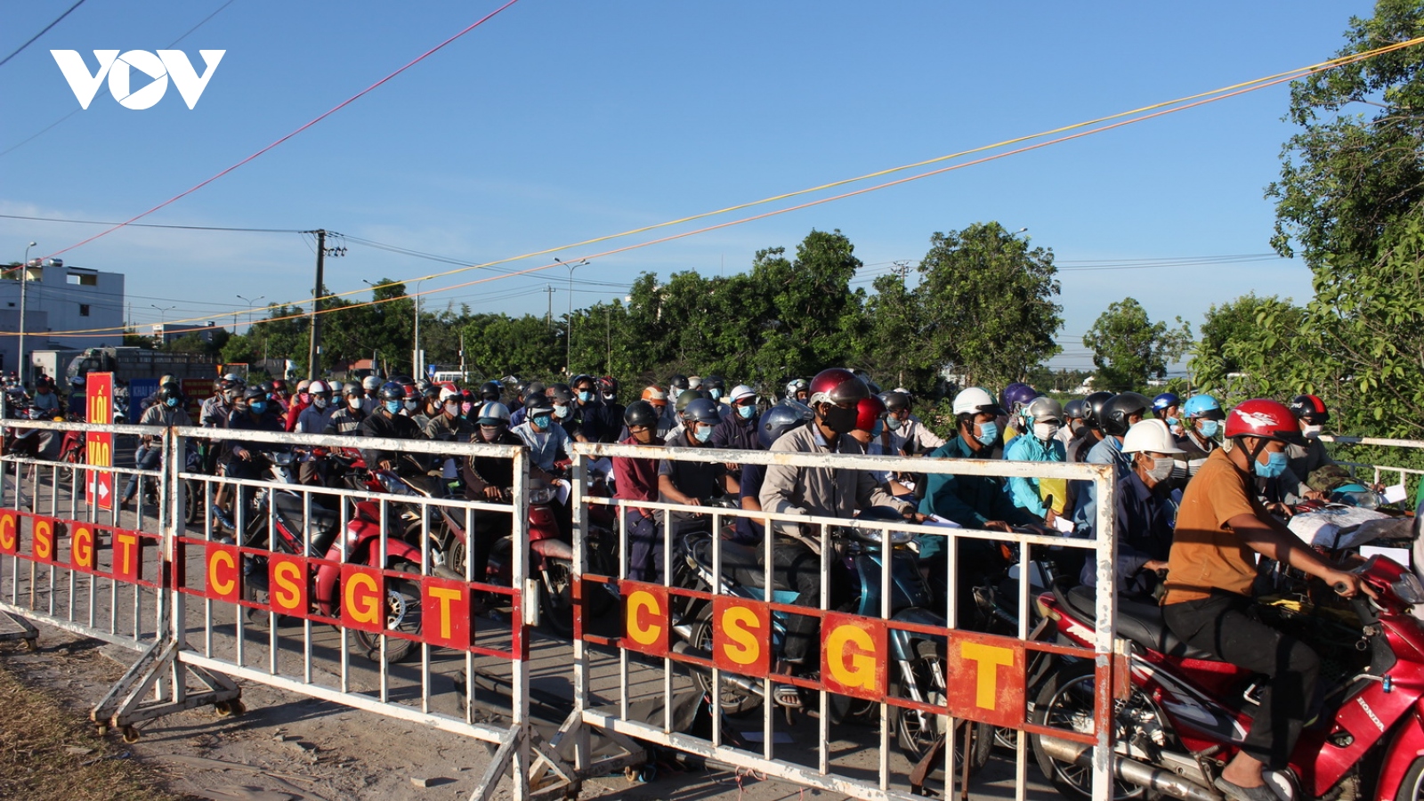 Người, xe gắn máy ùn ứ tại các chốt kiểm dịch ra vào Đà Nẵng