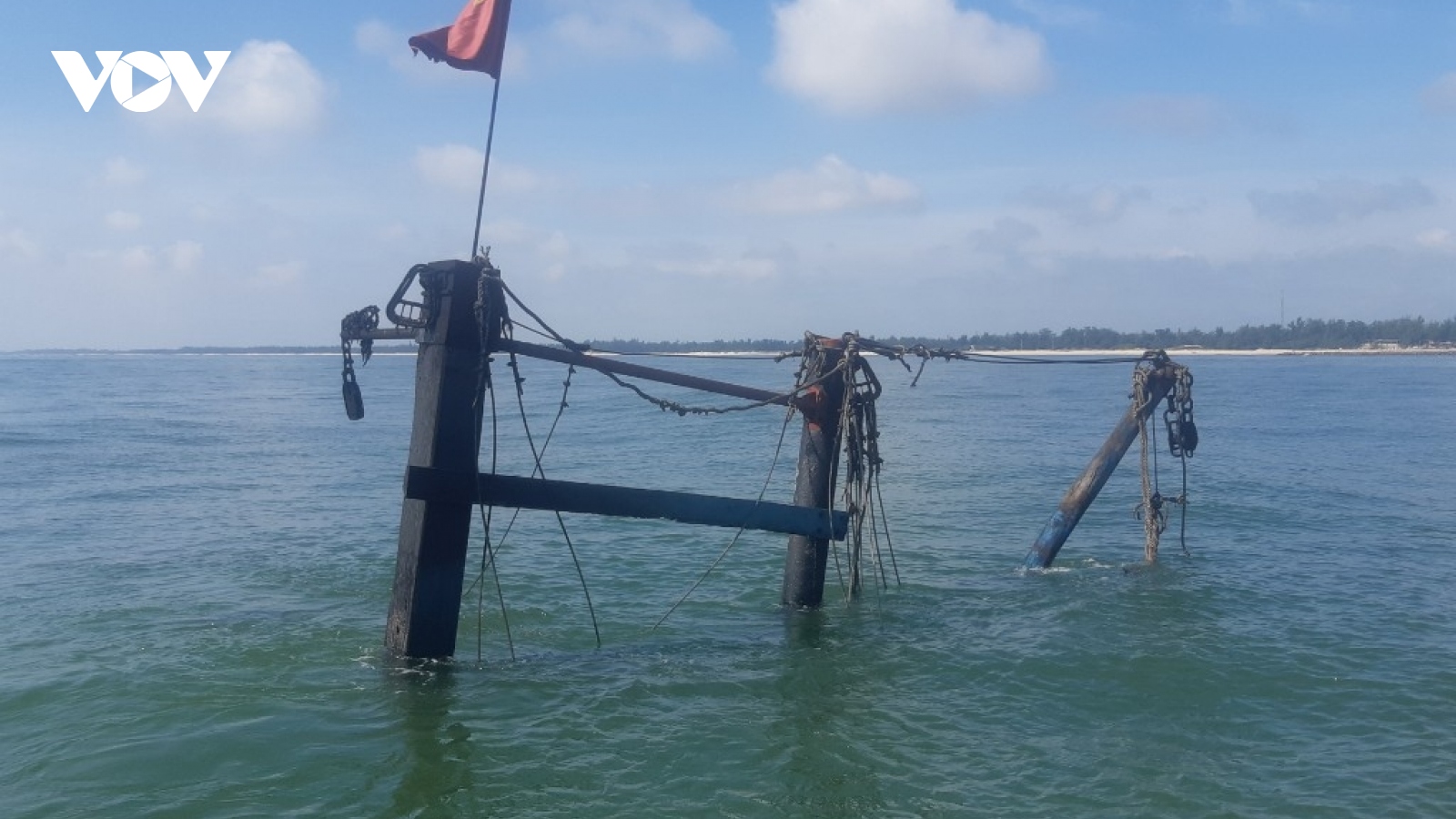 Cứu thành công ngư dân trên tàu cá Nghệ An bị cháy trong đêm