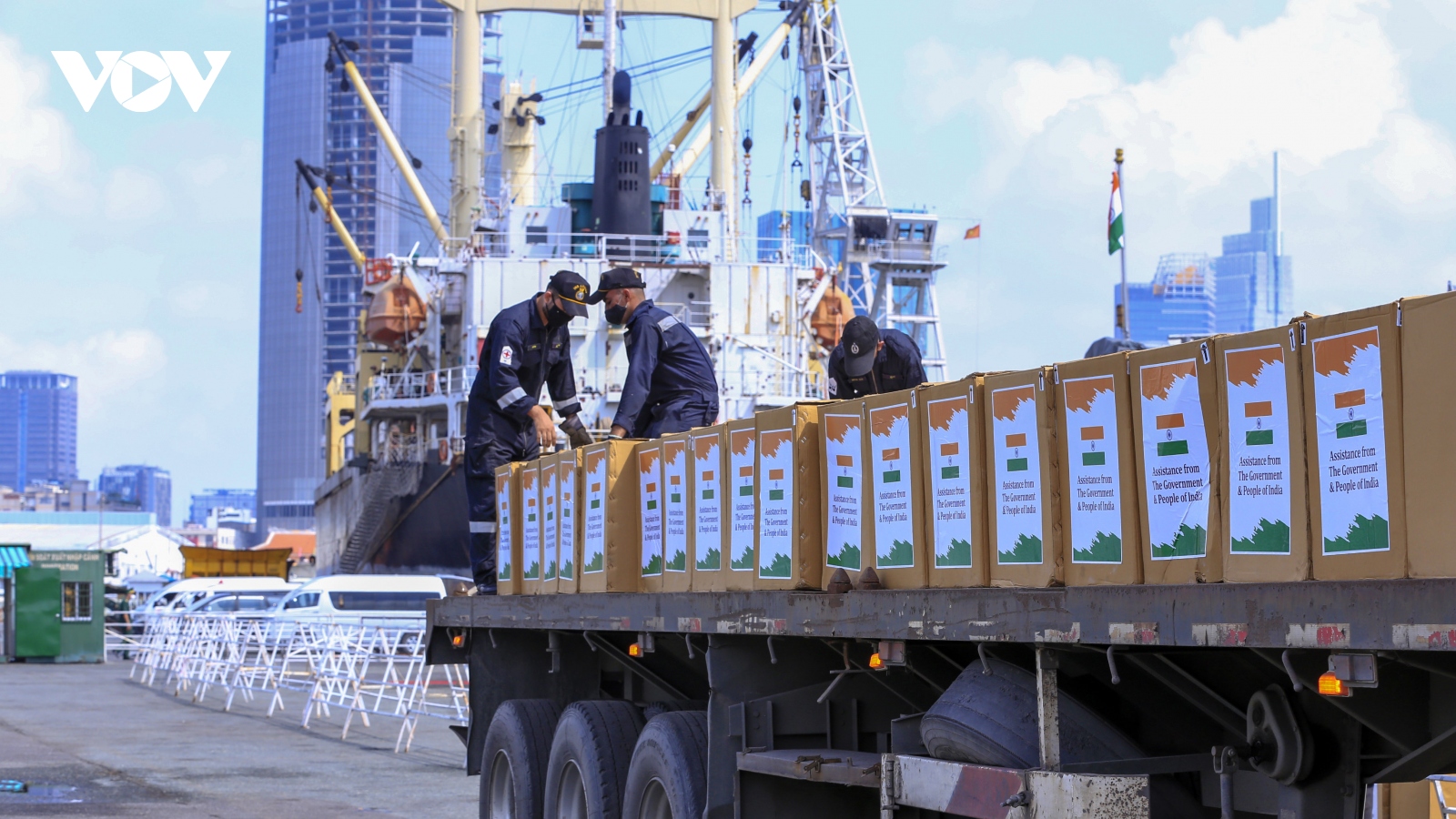 TP.HCM tiếp nhận 100 tấn oxy y tế lỏng và 300 máy tạo oxy do Ấn Độ trao tặng