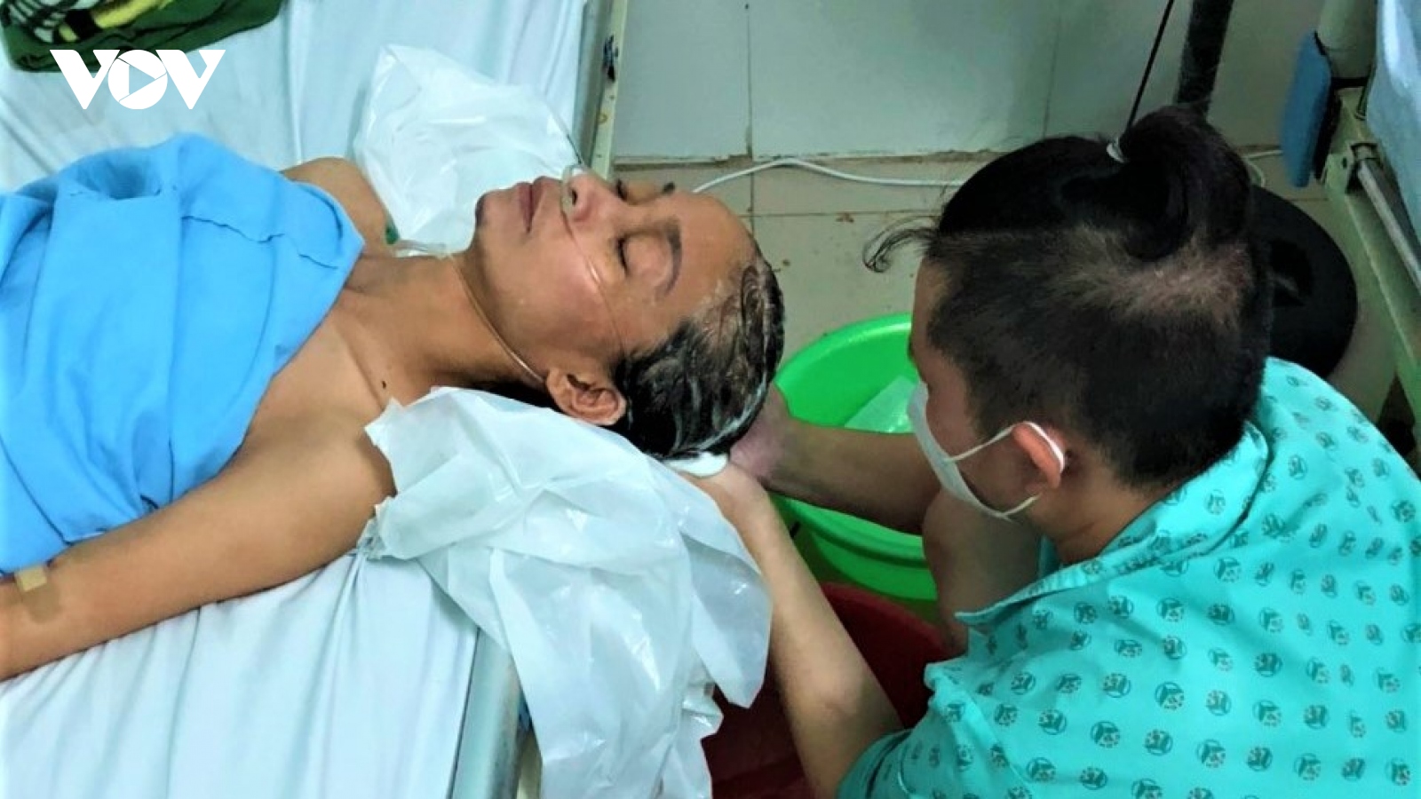 Những “cựu F0” - tình nguyện viên đặc biệt nơi tuyến đầu chống dịch