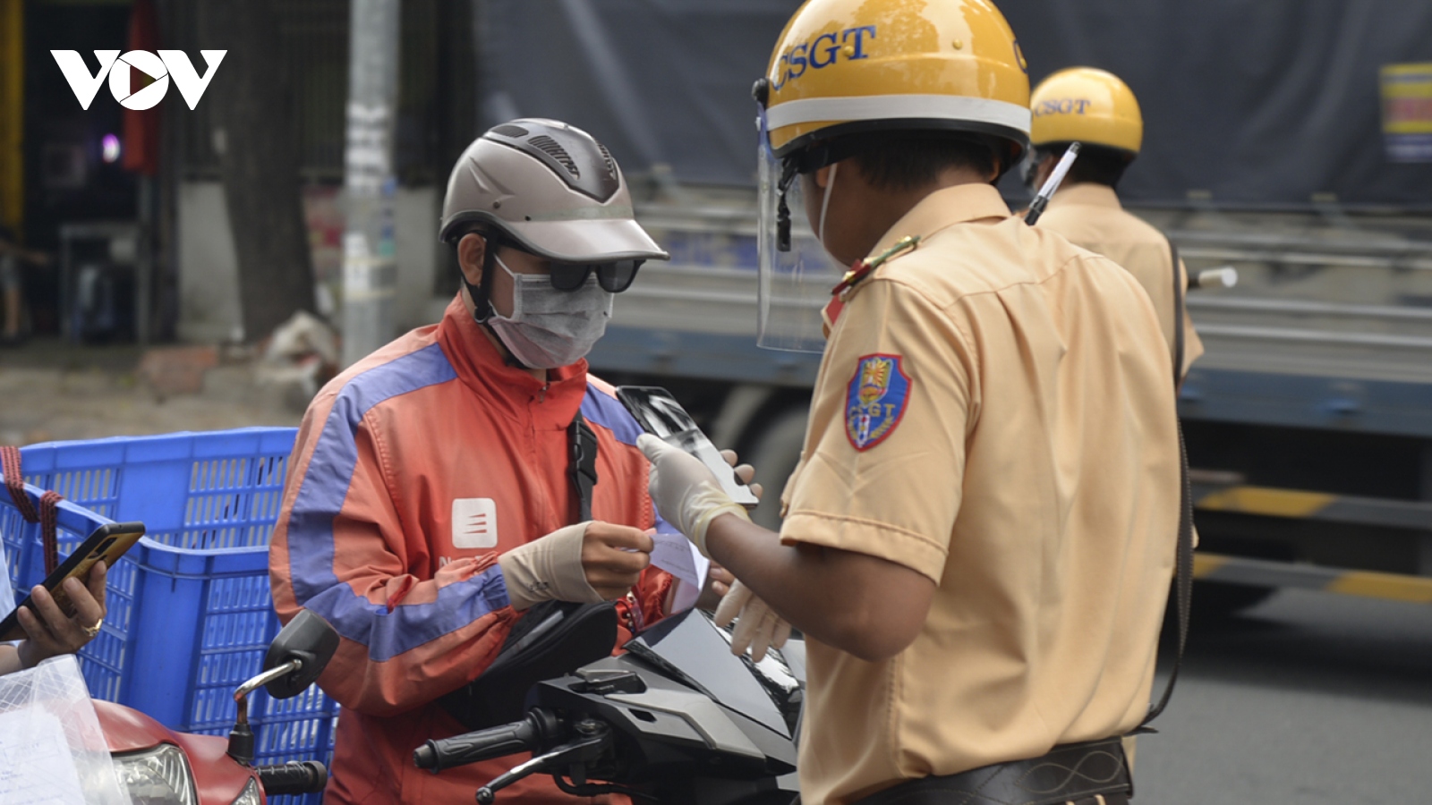 Nhiều khó khăn trong ngày đầu tiên shipper hoạt động trở lại tại TP.HCM