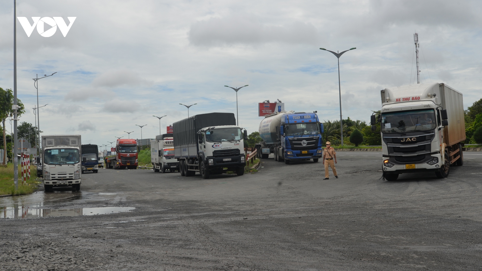 Chiều nay, Cần Thơ đã cho xe chở hàng hóa vào thành phố