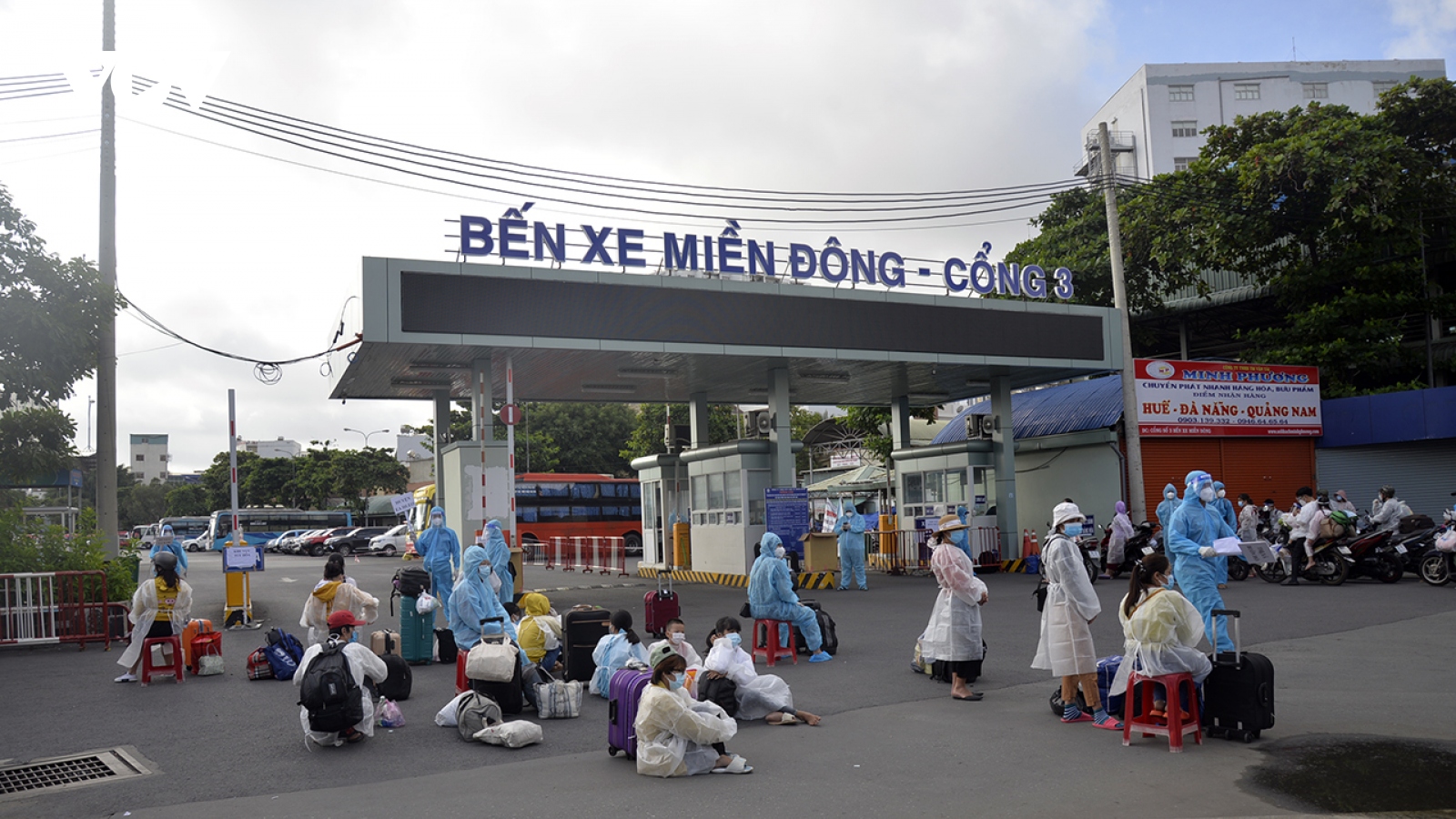 Hình ảnh hàng nghìn người dân được hỗ trợ rời TP.HCM về quê