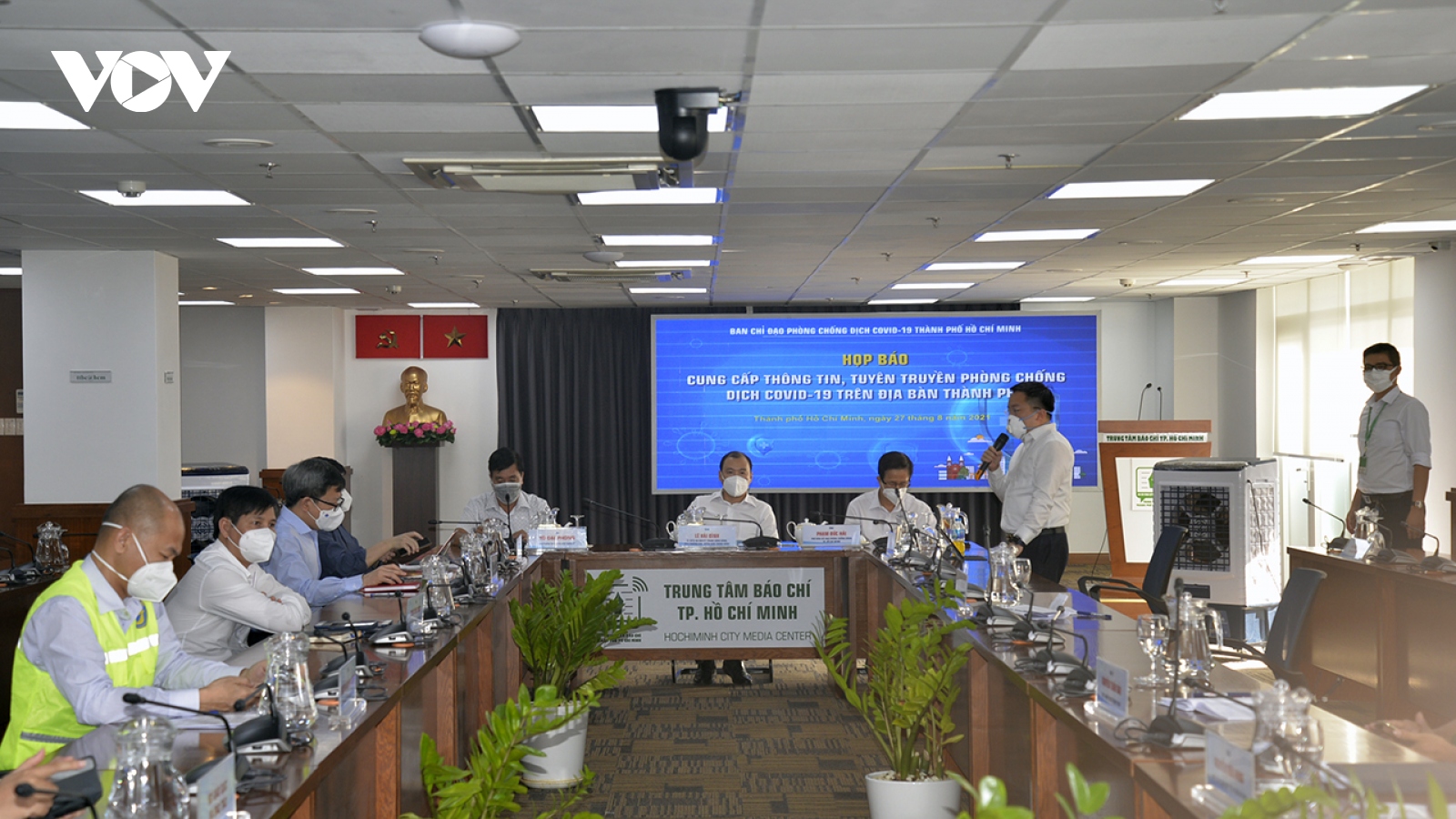 Nhiều khó khăn khi “đi chợ hộ” tại TP.HCM