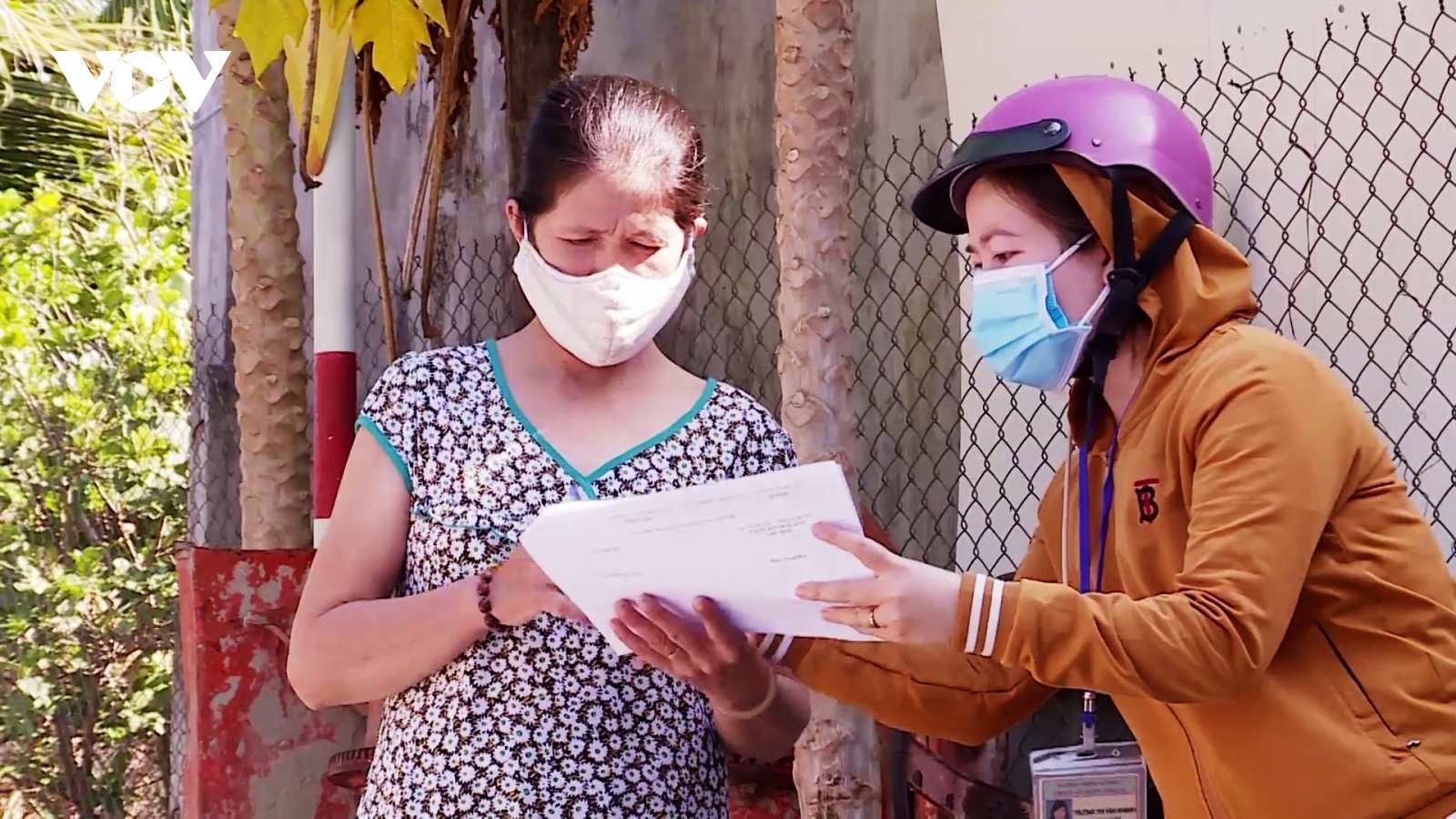 Khánh Hòa tổ chức đến tận nhà trao tiền hỗ trợ lao động bị mất việc