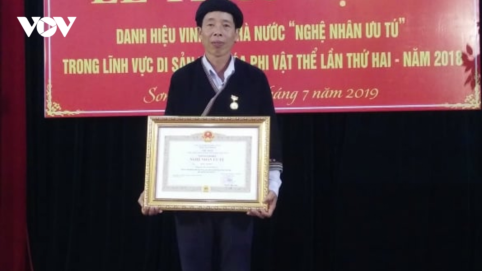 Nghệ nhân ưu tú Bàn Văn Đức - Người lưu trữ, truyền dạy chữ Nôm Dao