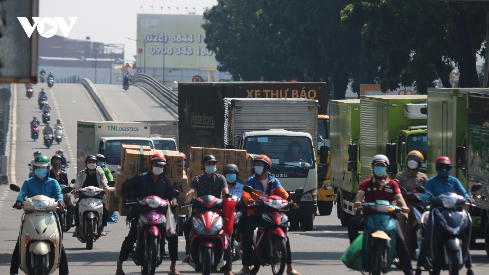 Người dân vẫn ra đường đông dù TP.HCM đang giãn cách xã hội