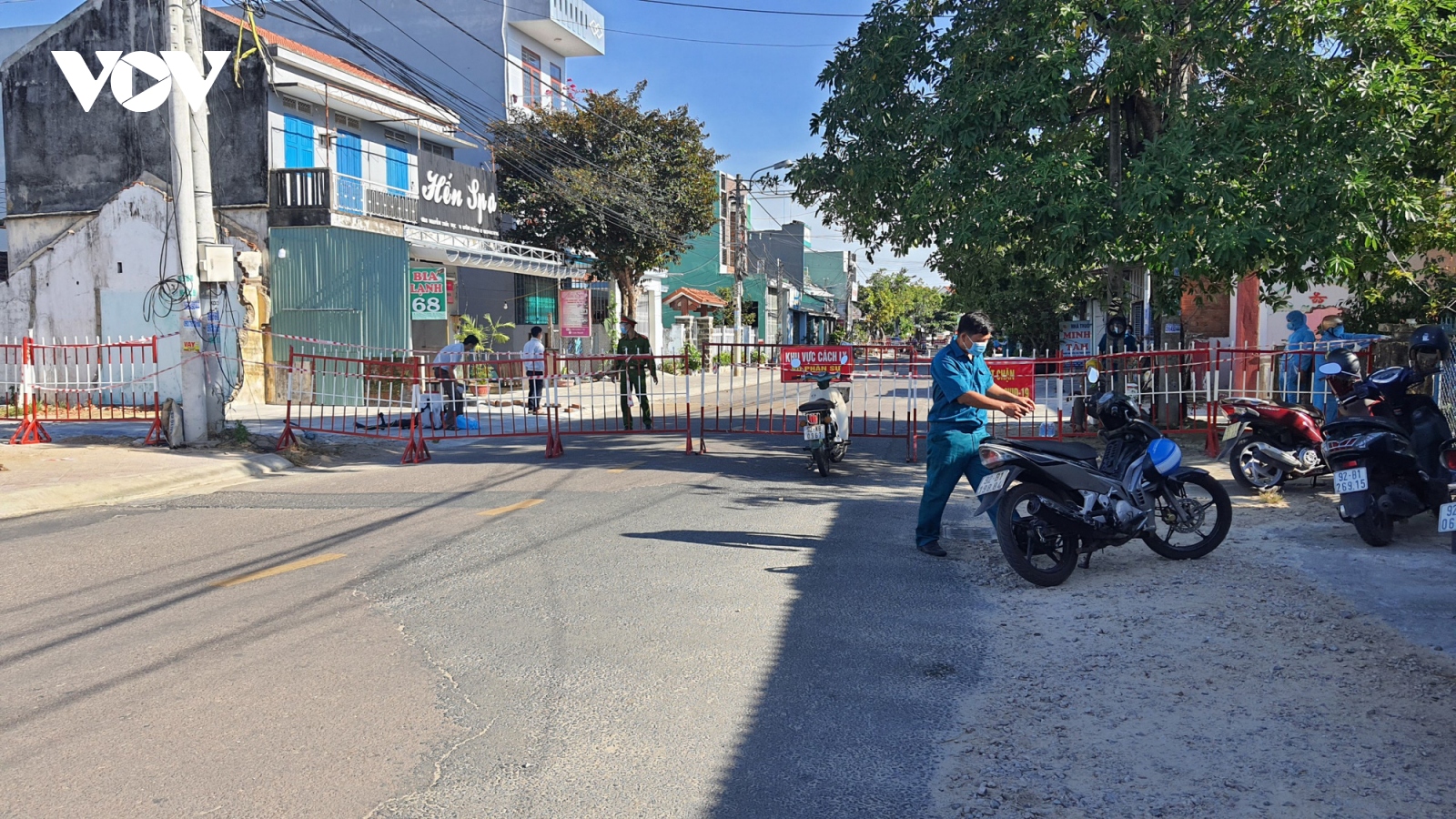 Một người Trung Quốc dùng thẻ tạm trú giả đi thu mua cau