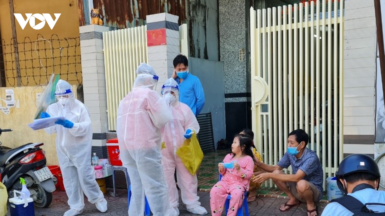 Các y bác sĩ hết lòng điều trị bệnh nhân Covid-19