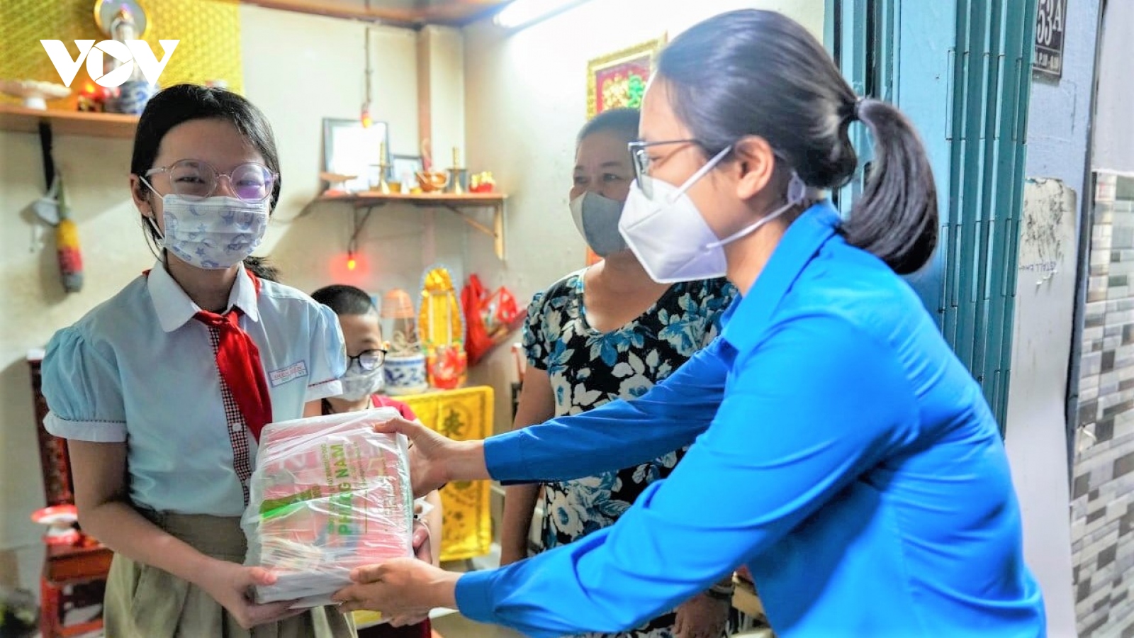 Tặng sách giáo khoa cho học sinh TP.HCM gặp khó khăn do Covid-19