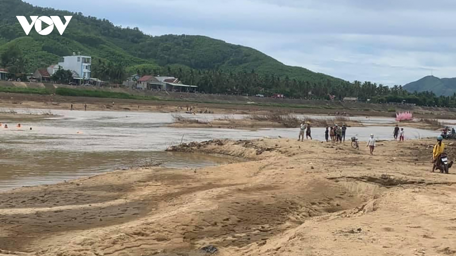 Đi bắt cá 2 cha con đuối nước thương tâm