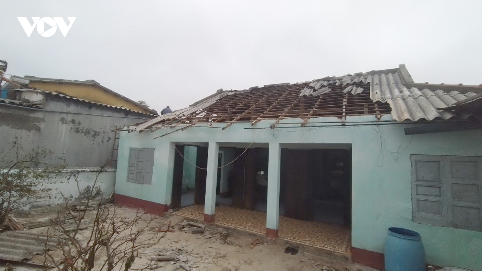 Dự báo bão số 5 chưa sát thực tế, miền Trung vất vả phòng, chống dịch