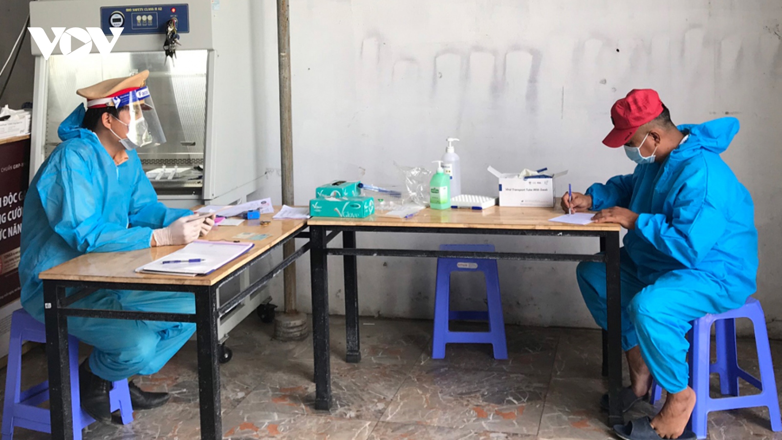 Sửa giấy xét nghiệm để “thông chốt” ở Bình Dương, test nhanh tài xế, phụ xe đều dương tính