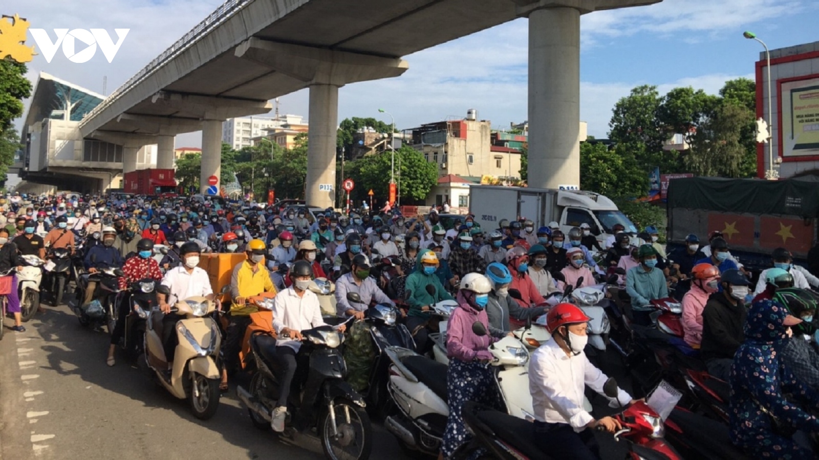 Ngày đầu tiên Hà Nội phân vùng chống dịch, ùn tắc nghiêm trọng