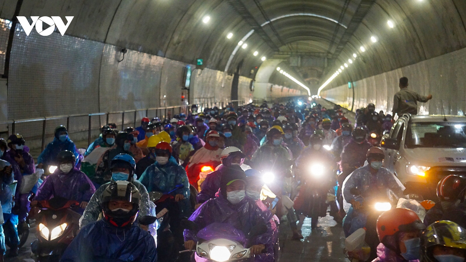 Lần đầu tiên mở cửa hầm đường bộ Hải Vân cho người đi xe máy về quê