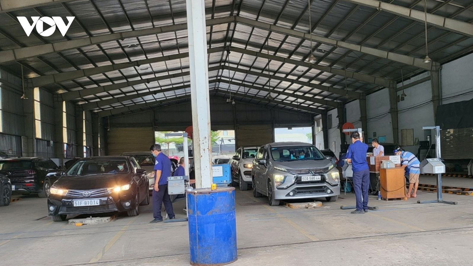 Nhân viên kiểm định xe làm việc hết công suất trong 2 ngày cuối tuần