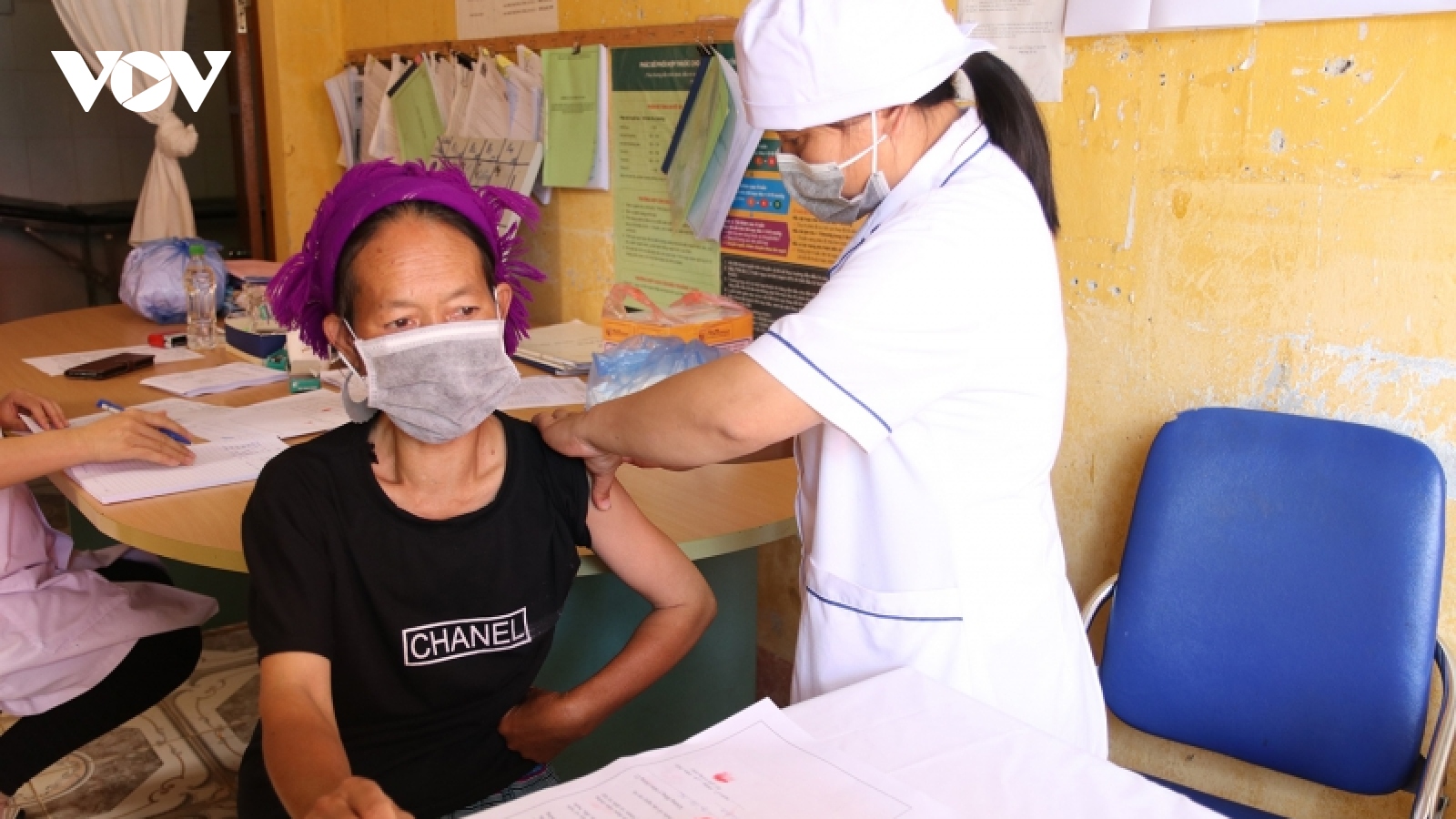 Lào Cai: Tư vấn Covid-19 bằng tiếng thiểu số, ký nhận tiêm phòng bằng điểm chỉ tay