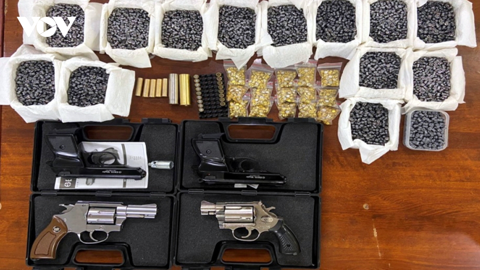 Phát hiện, thu giữ nhiều súng, đạn, vũ khí trong nhà 1 phụ nữ
