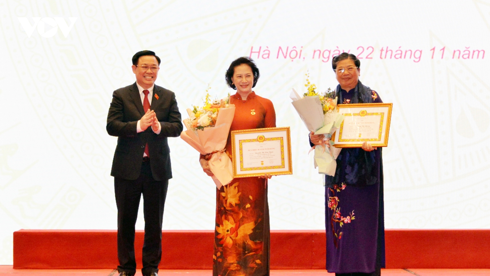 Chủ tịch Quốc hội trao Huy hiệu Đảng, Huân chương cho nguyên lãnh đạo Quốc hội