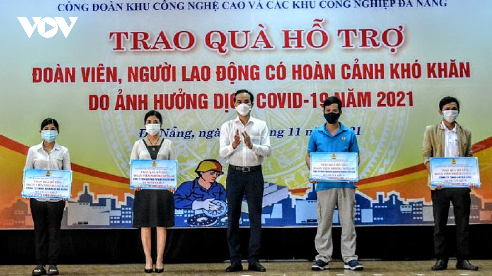 Đà Nẵng trao quà cho công nhân bị ảnh hưởng bởi dịch COVID-19