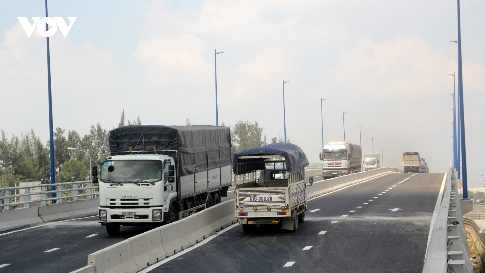 Doanh nghiệp vận tải hàng hóa tìm đủ cách xoay xở khi giá xăng dầu tăng cao