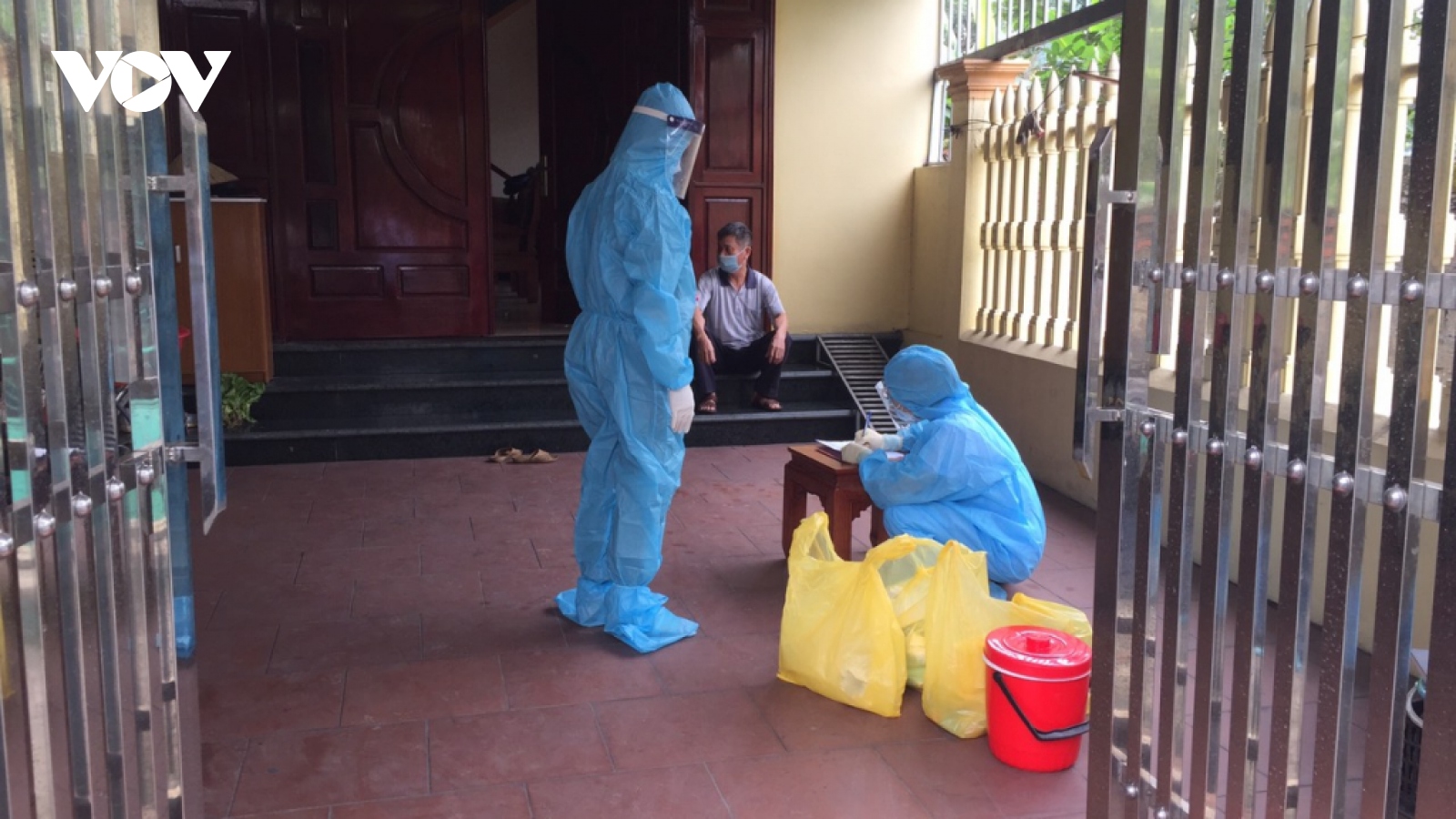 Quảng Ninh phê bình ngành giáo dục vì nhiều giáo viên, học sinh không đeo khẩu trang