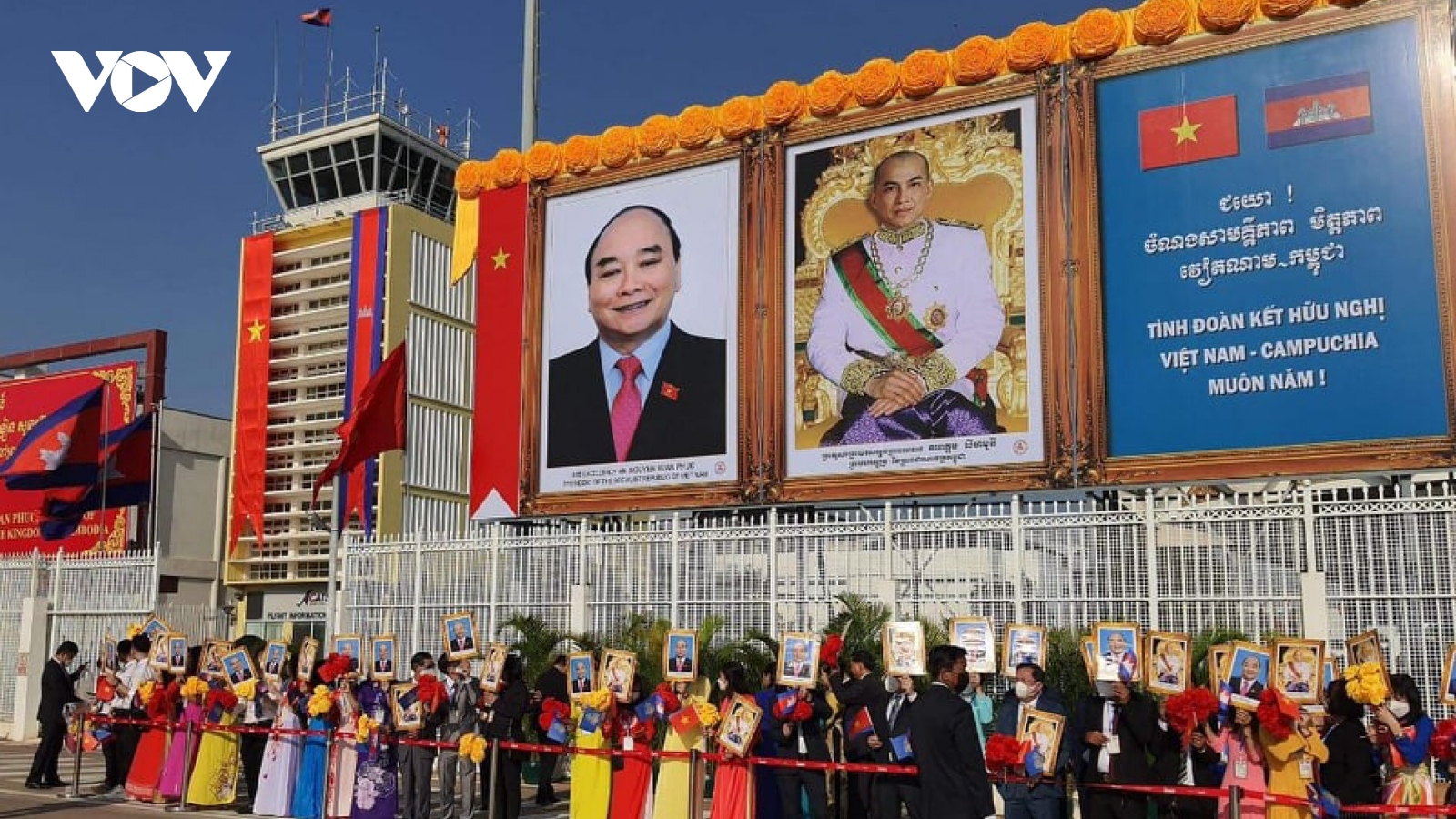 Chủ tịch nước đến sân nay Phnompenh, bắt đầu thăm cấp nhà nước Campuchia