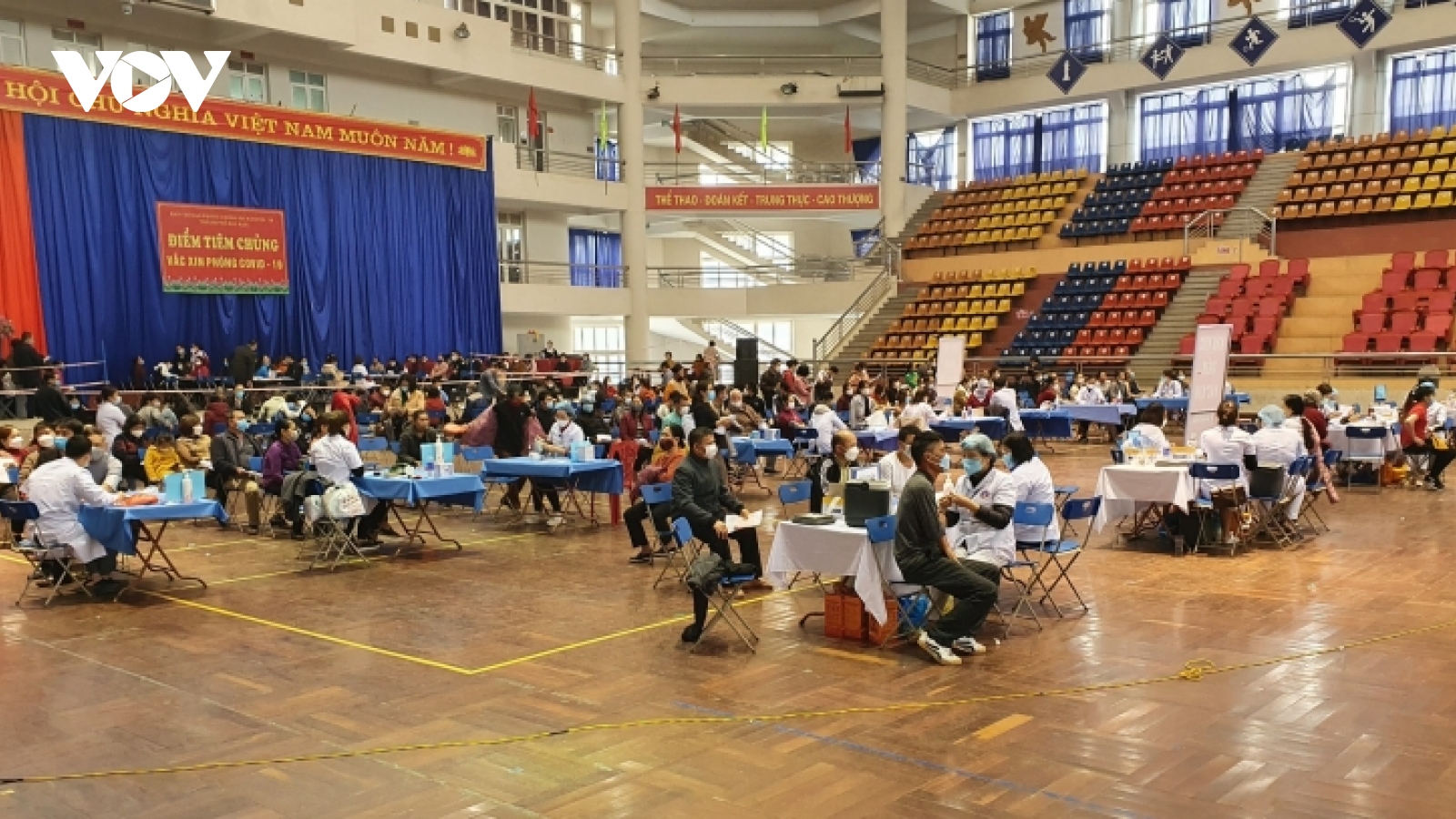 Bắc Kạn "đi từng ngõ, gõ từng nhà, rà từng người" triển khai tiêm vaccine COVID-19