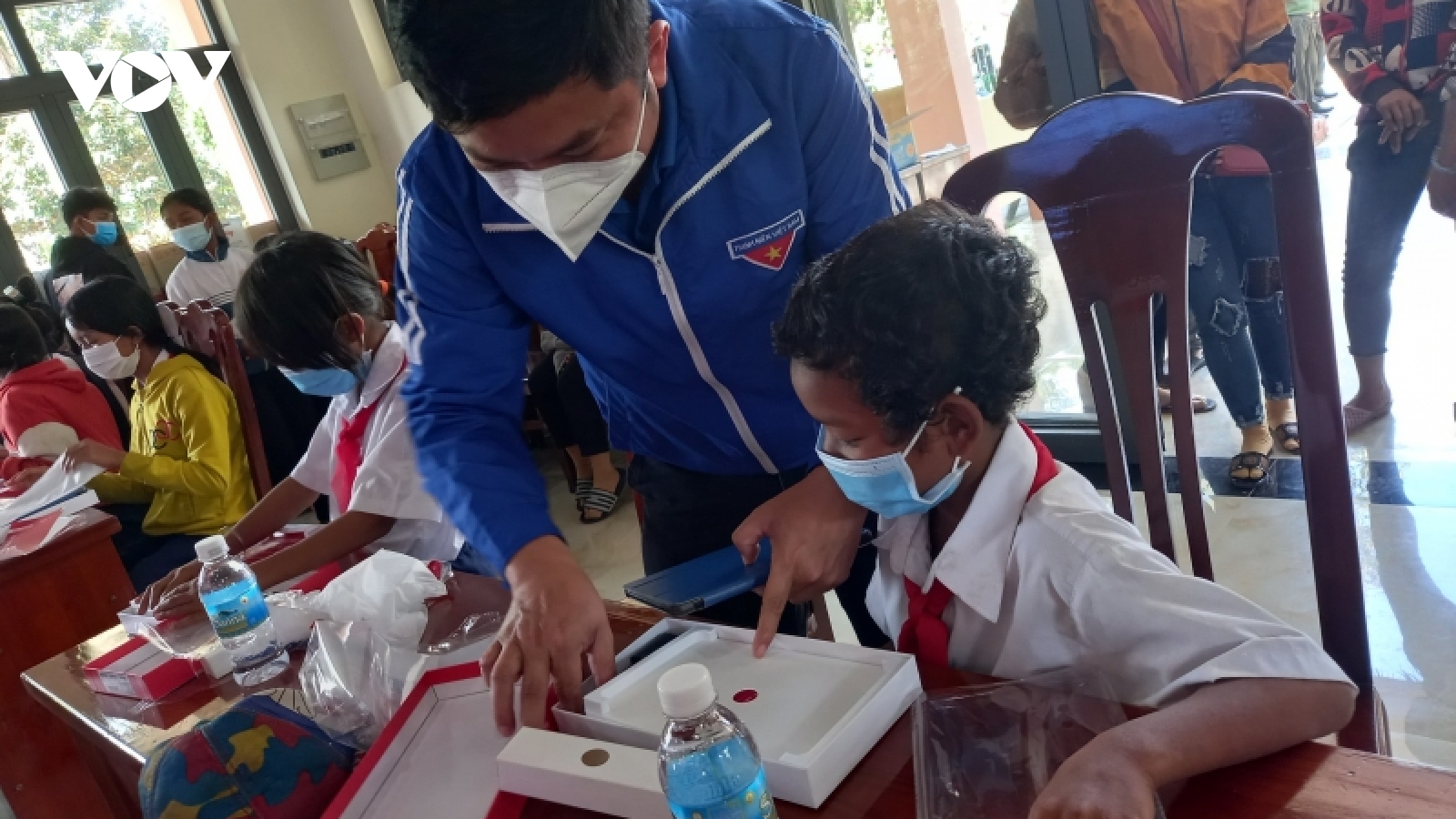 Đưa máy tính bảng lên với học sinh vùng dịch miền núi