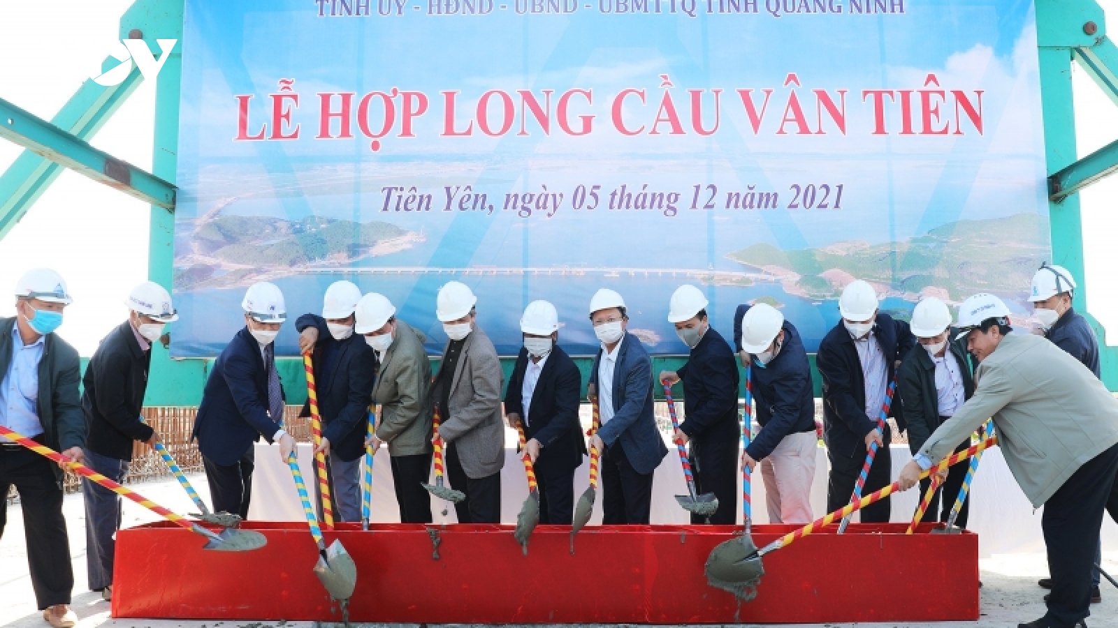 Hợp long cây cầu dài nhất trên tuyến cao tốc Vân Đồn - Móng Cái