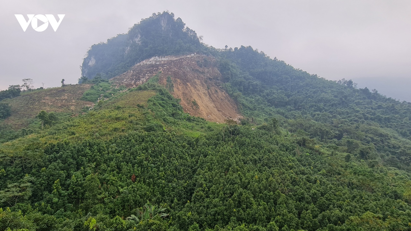 Đá trên mỏ rơi, dân hãi hùng bỏ nương