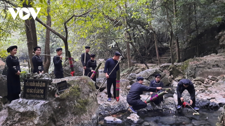 Đầu xuân trẩy hội “lấy nước mới” cùng người dân Cao Bằng