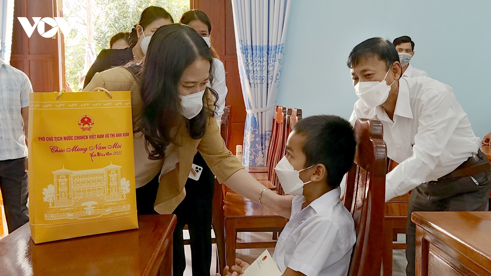 Phó Chủ tịch nước động viên người nghèo, y bác sĩ, bộ đội biên phòng tỉnh Trà Vinh