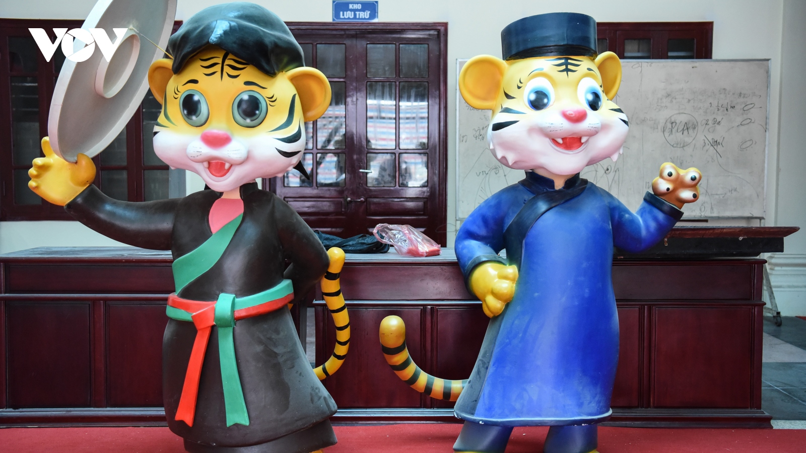 Độc lạ Hổ Bắc Ninh mặc áo tứ thân, đội nón quai thao chào Xuân Nhâm Dần