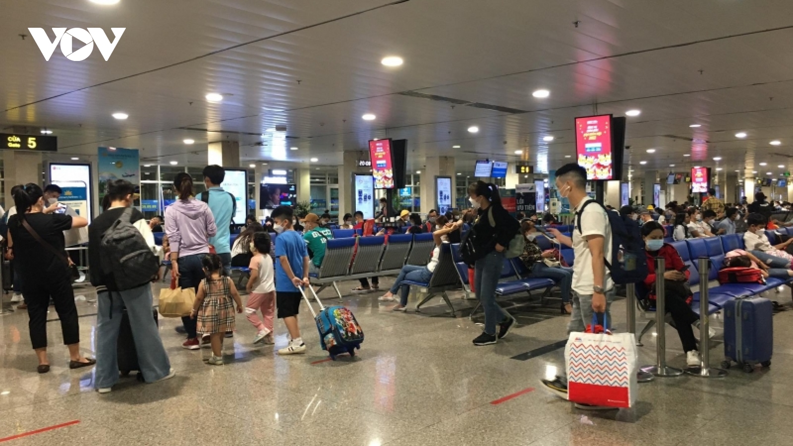 TP.HCM: Đông người dồn về bến xe, sân bay nhưng không còn tắc đường