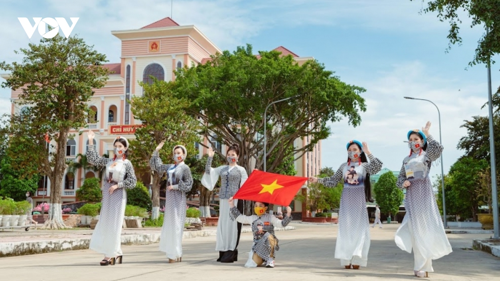 Độc đáo bộ sưu tập áo dài “Niềm tin chiến thắng” tri ân lực lượng tuyến đầu