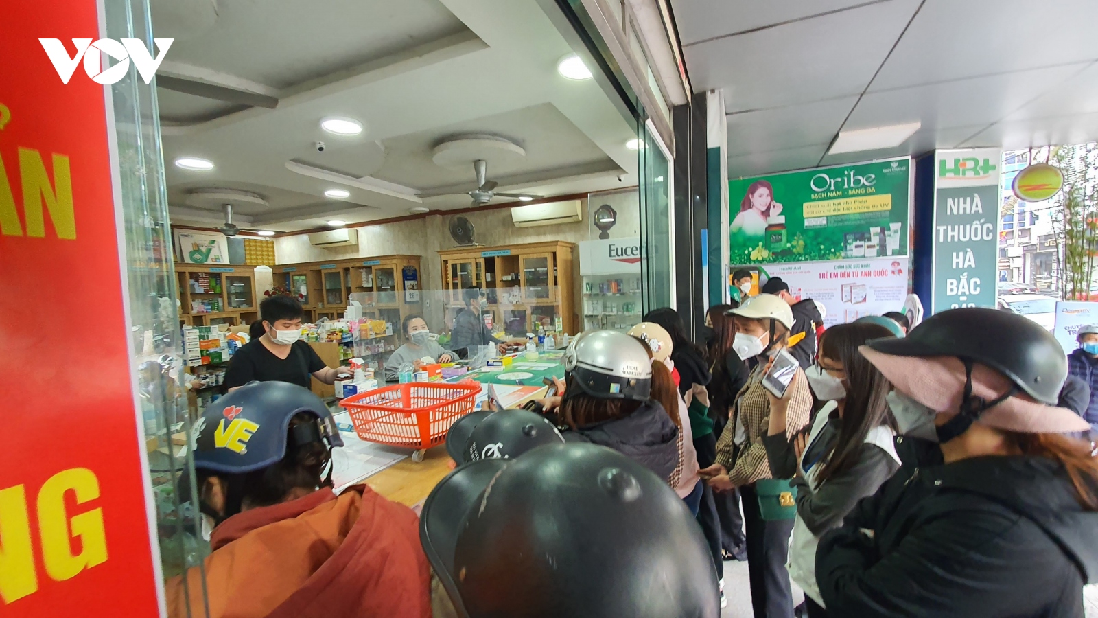 Người dân Bắc Ninh ùn ùn đi mua kit xét nghiệm COVID-19