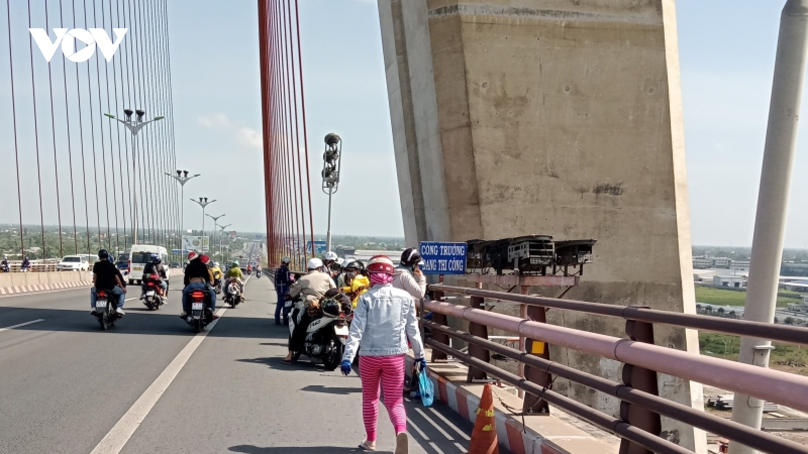 Bán hàng rong trên cầu Cần Thơ tiềm ẩn nguy cơ tai nạn giao thông