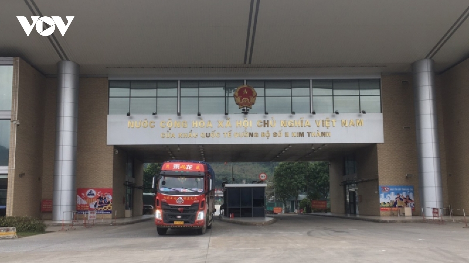 Tạm dừng tiếp nhận hàng hóa qua cửa khẩu Lào Cai