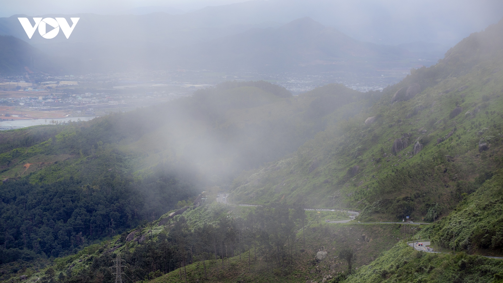Ngày xuân ngắm mây tràn về trên Đệ nhất hùng quan