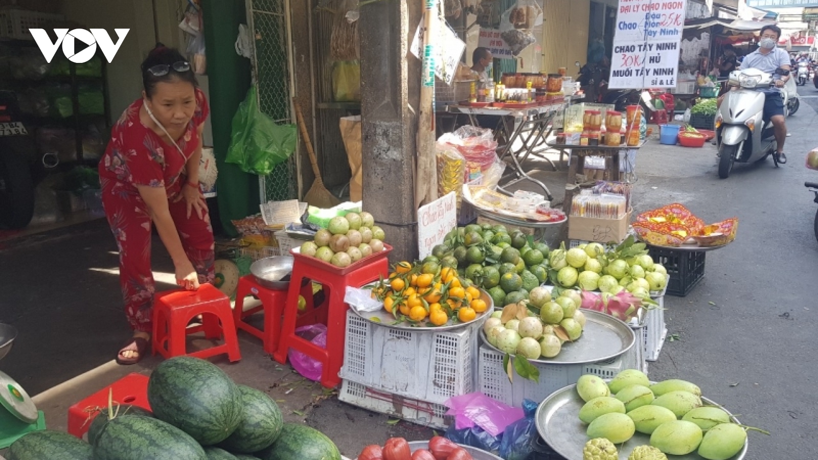 Tiểu thương ở TP.HCM dè dặt nhập hàng bán trở lại