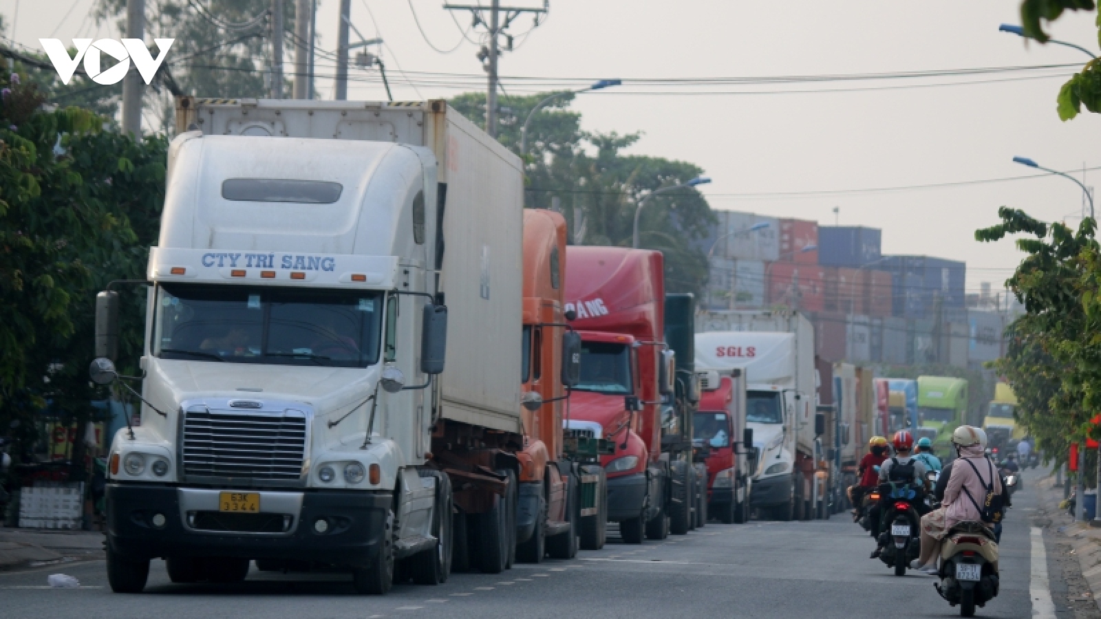 Giá xăng dầu tăng kỷ lục gây tổn thương cho quá trình phục hồi của doanh nghiệp