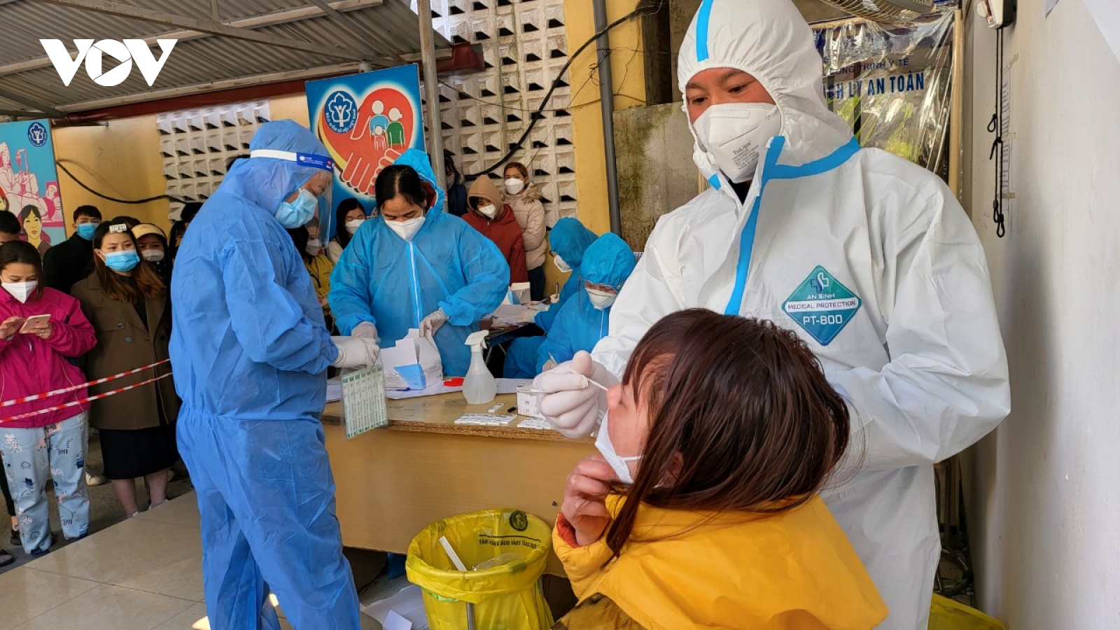 Nhiều nơi thành vùng đỏ, Bắc Giang quá tải người đến lấy mẫu xét nghiệm Covid-19