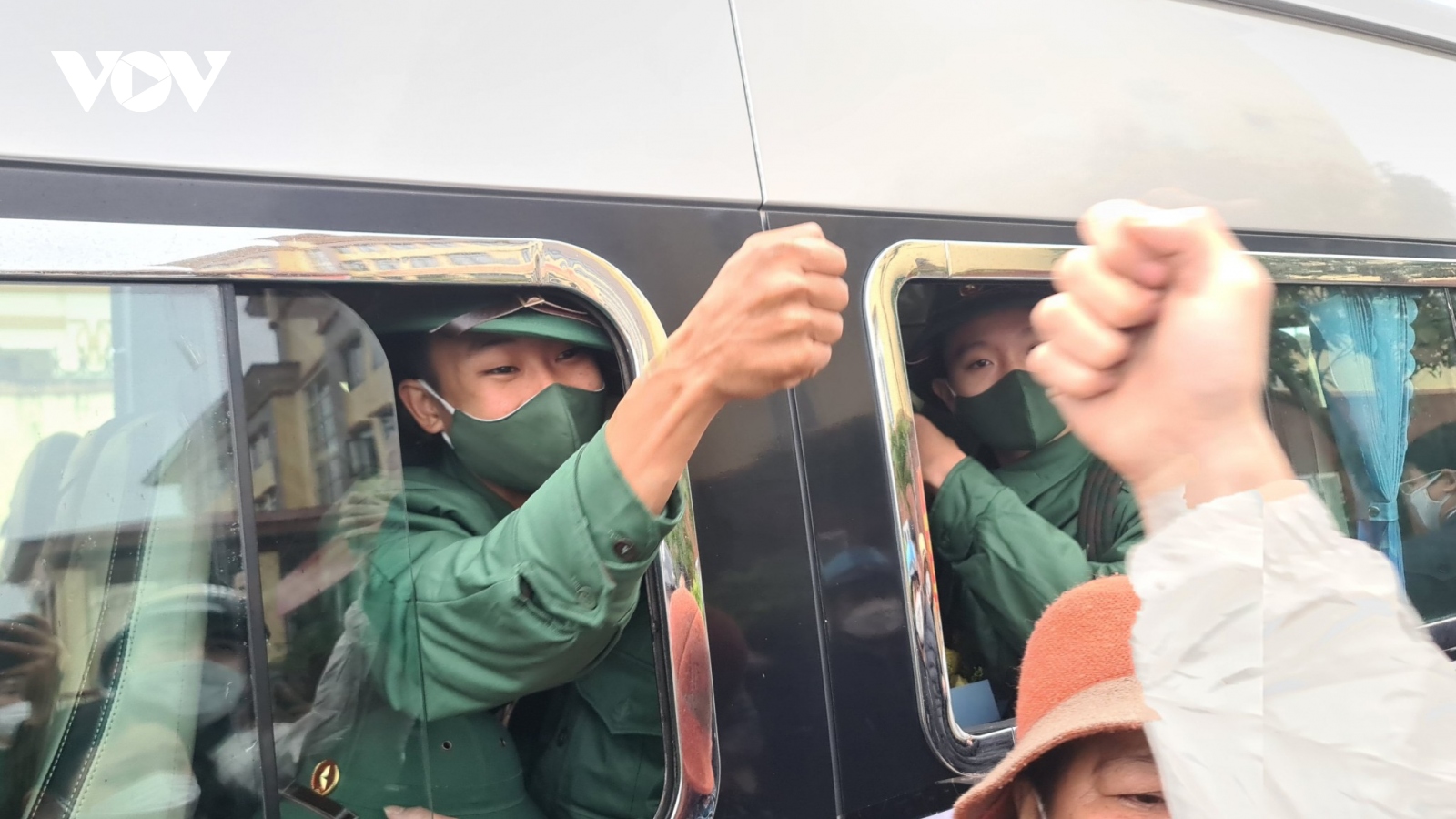 Lễ giao nhận quân trang nghiêm, an toàn và nhanh gọn